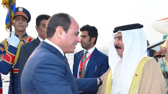 الرئيس السيسي وملك البحرين يبحثان تعزيز العلاقات الثنائية وتطورات القضايا الإقليمية