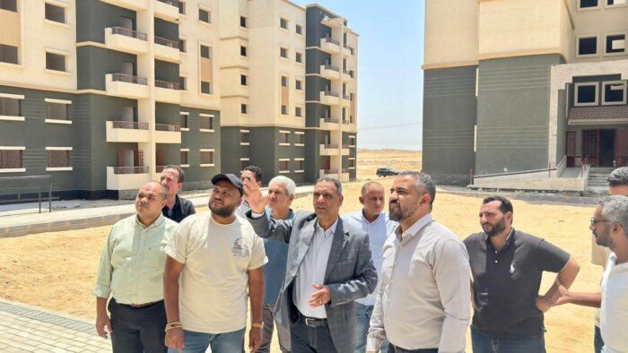 نائب رئيس هيئة المجتمعات العمرانية يتفقد مشروعات العبور الجديدة ويؤكد: لا تهاون مع الشركات المتأخرة في التنفيذ