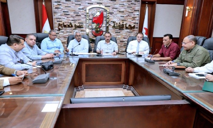 محافظ سوهاج يستعرض سبل إنجاز طلبات التقنين المقدمة على المنصة الوطنية