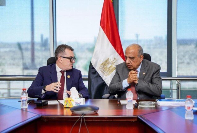 وزيرا الكهرباء والتخطيط يبحثان تعزيز التحول نحو الطاقة المتجددة ودعم البنية التحتية