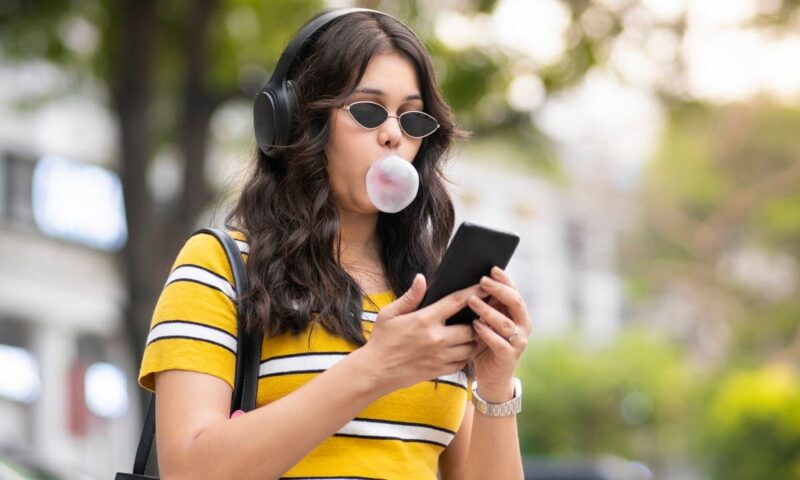 مضغ العلكة ليس عادة عابرة.. 5 تفسيرات نفسية تشرح ارتباطه بالملل والتوتر