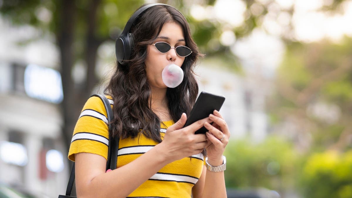 مضغ العلكة ليس عادة عابرة.. 5 تفسيرات نفسية تشرح ارتباطه بالملل والتوتر