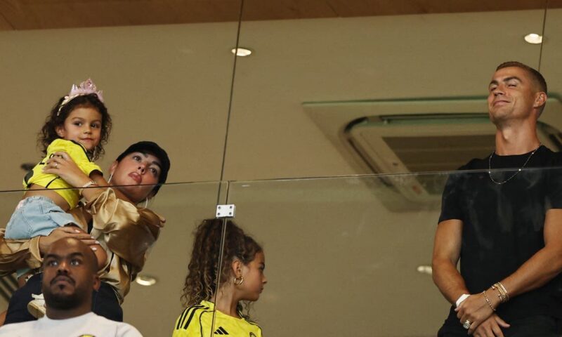 “العريس” رونالدو يشاهد مباراة النصر من المدرجات 