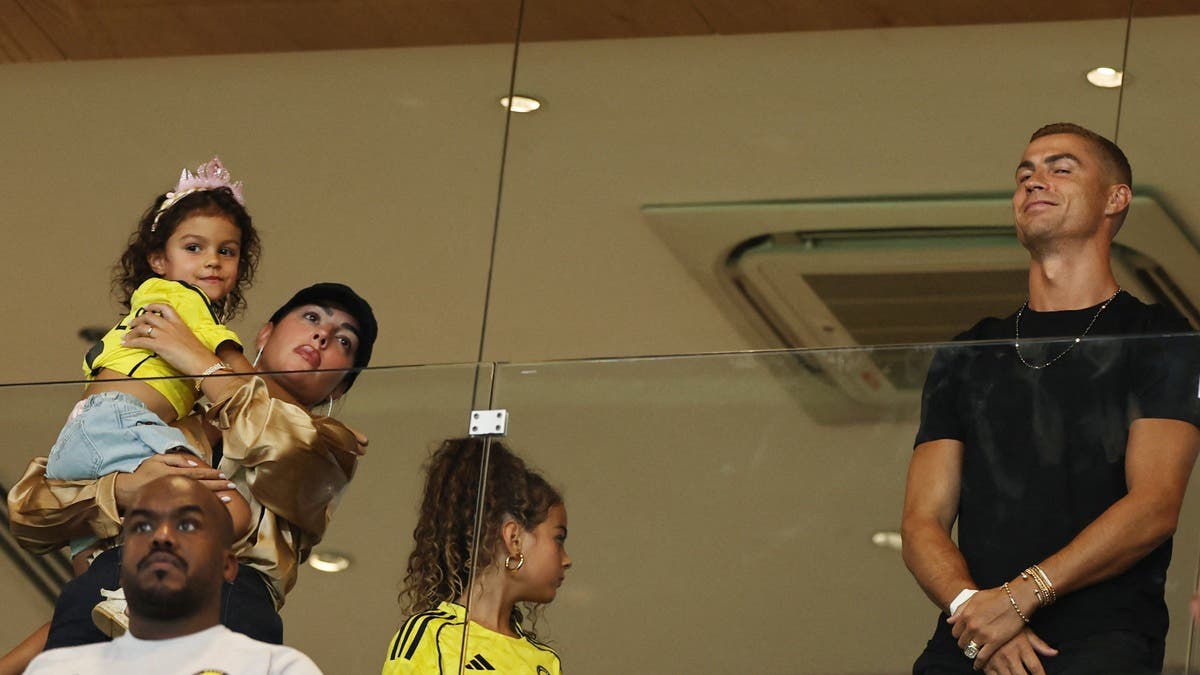 “العريس” رونالدو يشاهد مباراة النصر من المدرجات 