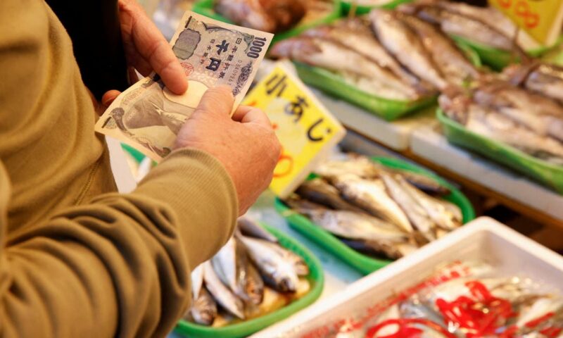 اليابان تعتزم اعتماد خطة لخفض ضريبة الاستهلاك