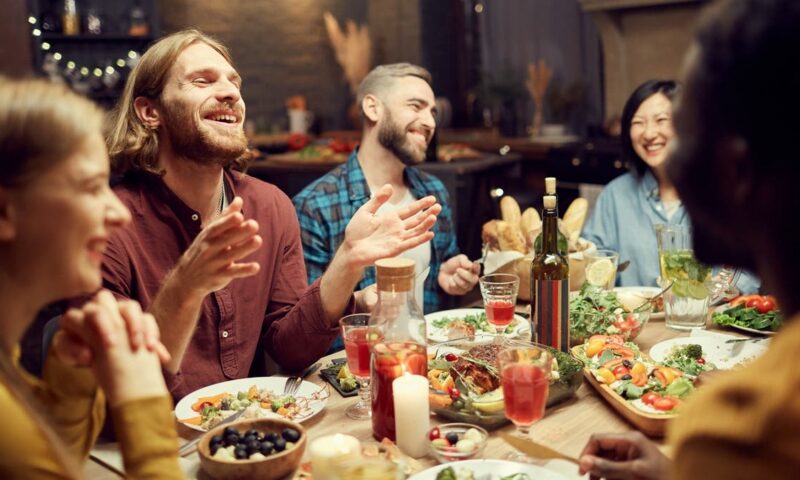 ما وراء مائدة الطعام.. تحارب الوحدة وتحمي الدماغ