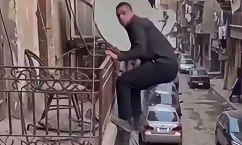 « حضرتك حرامي؟».. مقطع جارة تفاجئ لصاً أثناء تسلقه شرفة يشغل المصريين