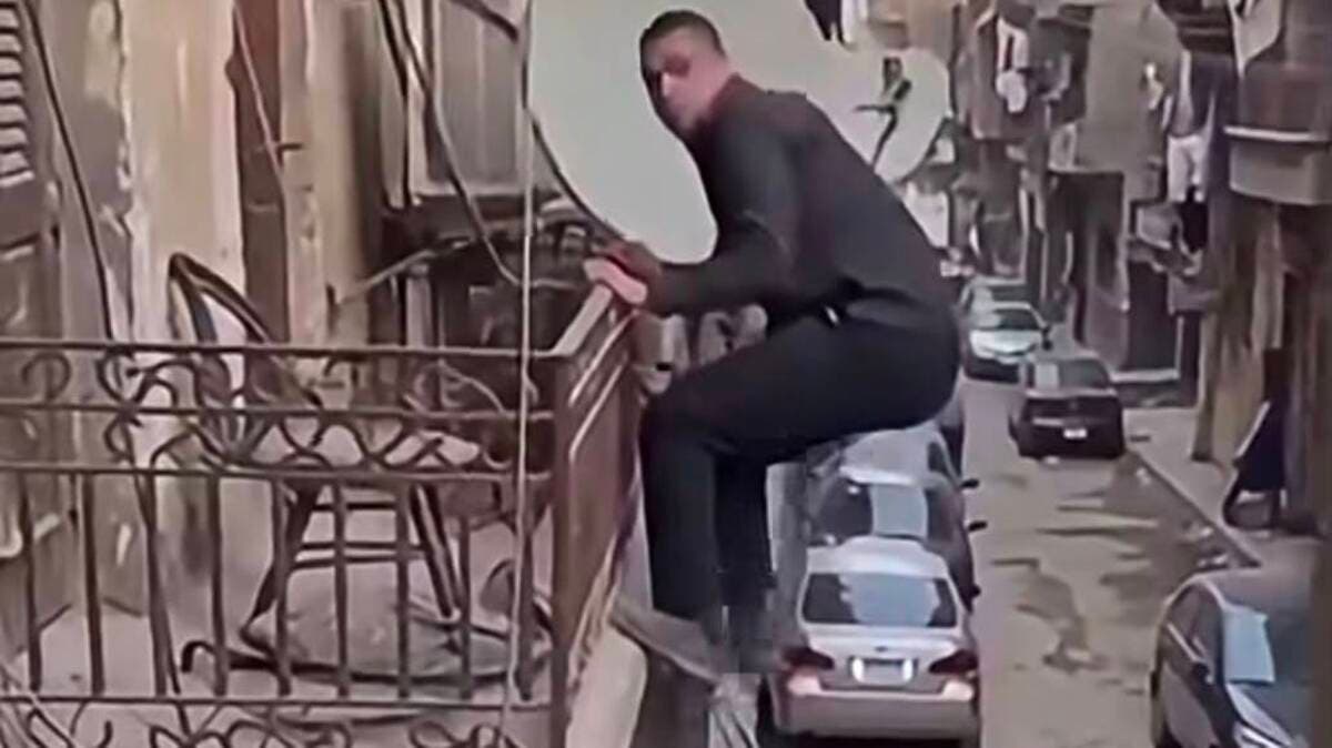 « حضرتك حرامي؟».. مقطع جارة تفاجئ لصاً أثناء تسلقه شرفة يشغل المصريين