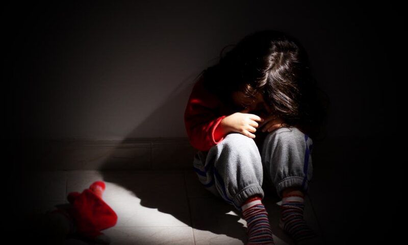 ندوب بيولوجية.. دراسة تكشف التداعيات الجسدية والنفسية لعقد الطفولة
