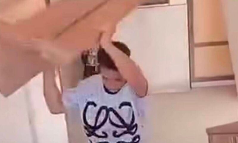 وزير التعليم يقرر فصل طلاب مدرسة مصرية لعام كامل