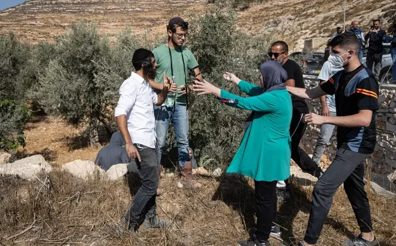 اعتداءات واسعة لمليشيات المستوطنين في الضفة.. هجمات وحرق واقتحامات وسرقة