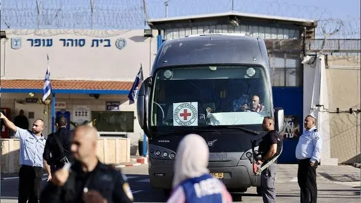 الأسرى الفلسطينيون محرومون من الزيارات.. ماذا يقول الصليب الأحمر؟ 