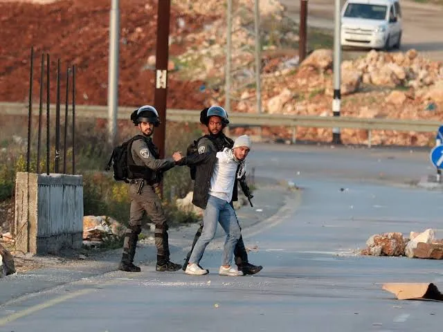 بالأسماء.. الاحتلال يعتقل 7 فلسطينيين ويحتجز 30 آخرين في الضفة