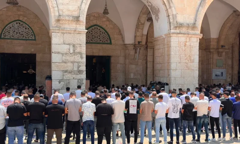 عشرات الآلاف يؤدون صلاة الجمعة في المسجد الأقصى وباحاته