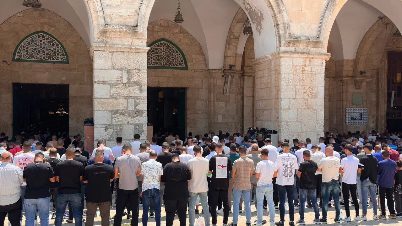 عشرات الآلاف يؤدون صلاة الجمعة في المسجد الأقصى وباحاته