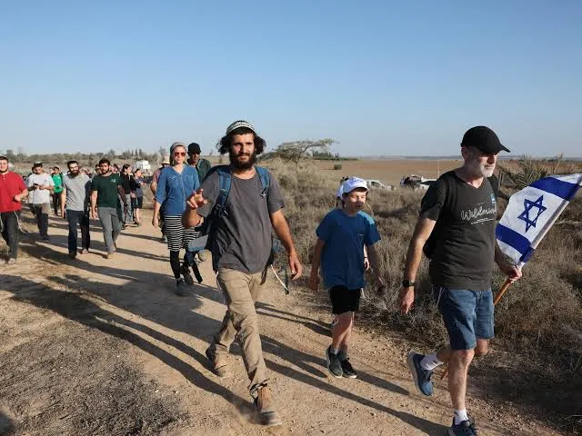 مستوطنون يقيمون بؤرة استيطانية جديدة على أراضي شرق رام الله