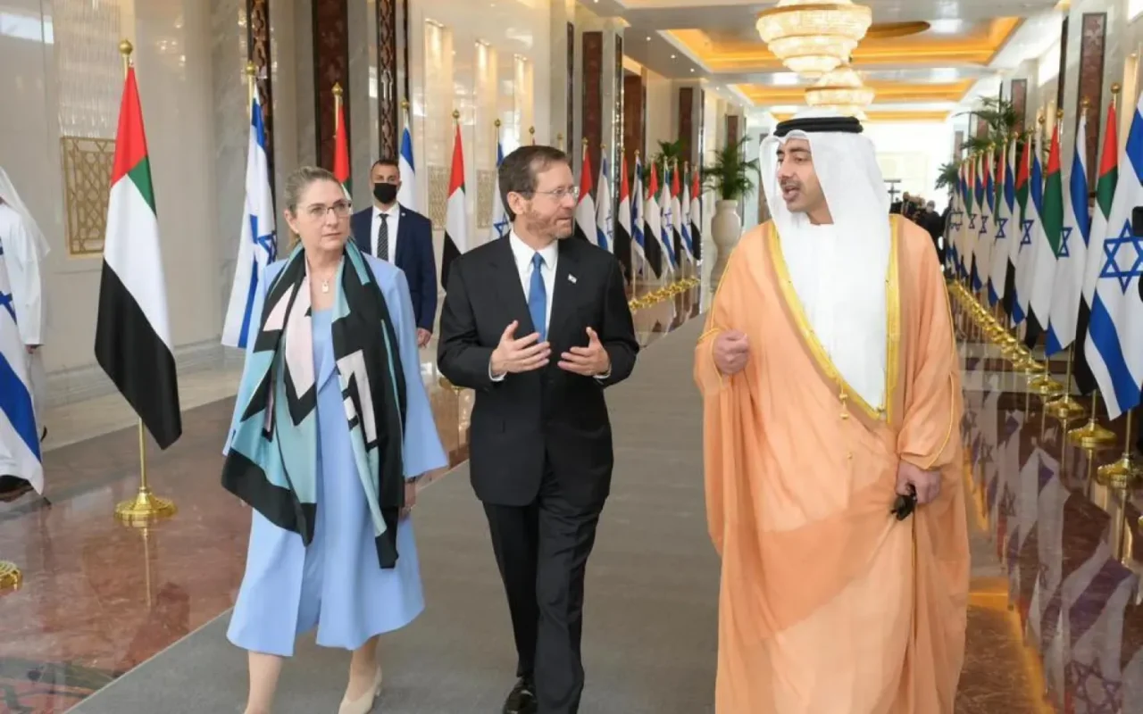 يديعوت أحرونوت: الاحتلال يعود إلى علاقات الظل مع دول عربية رغم استمرار التعاون الأمني