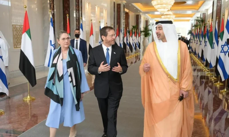 يديعوت أحرونوت: الاحتلال يعود إلى علاقات الظل مع دول عربية رغم استمرار التعاون الأمني