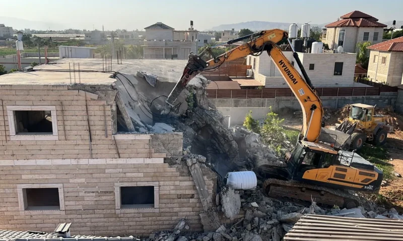 الاحتلال يهدم منزلاً في قرية قلنديا
