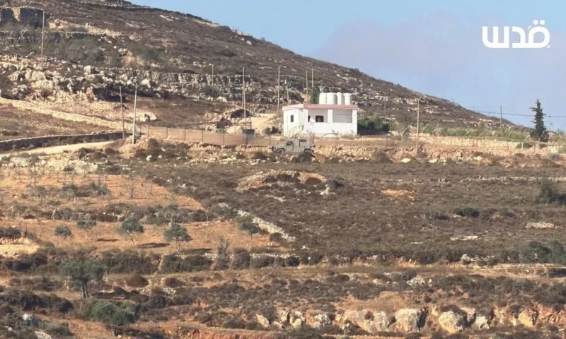 مستوطنون يواصلون حصار 3 منازل في قصرة ويصعّدون اعتداءاتهم بالضفة