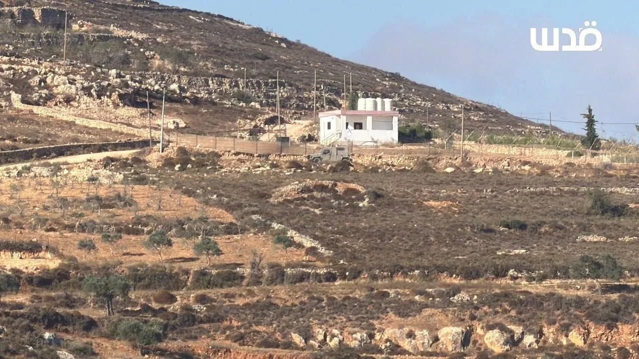 مستوطنون يواصلون حصار 3 منازل في قصرة ويصعّدون اعتداءاتهم بالضفة 