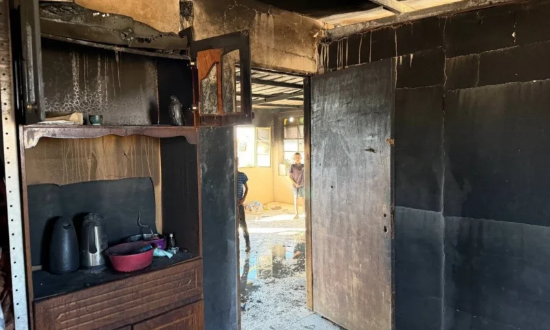 إحراق منزل وإغلاق طرق.. مستوطنون يصعّدون اعتداءاتهم بالضفة والقدس