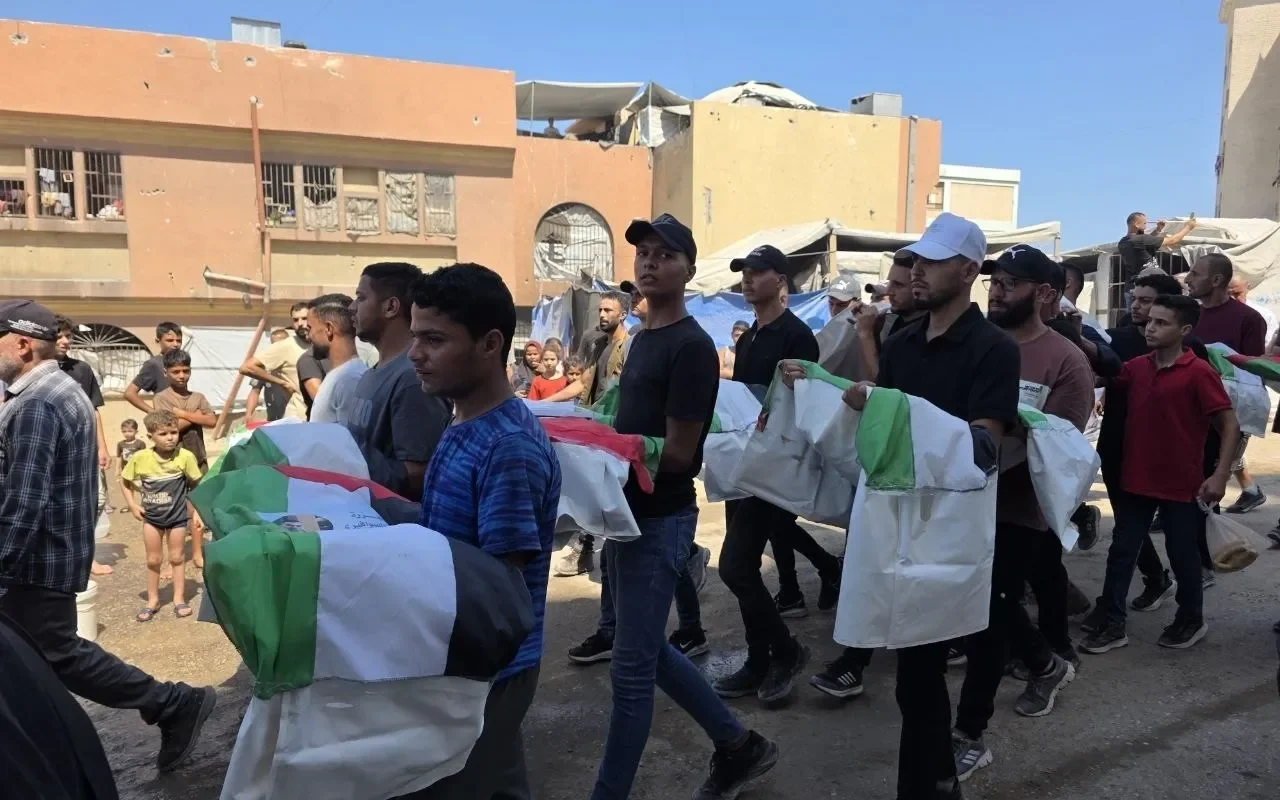 شاهدl بعد 3 سنوات تحت الركام.. تشييع جثامين 50 شهيدا تم انتشالهم في غزة
