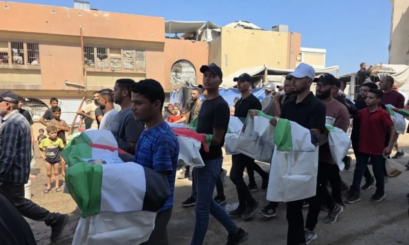 شاهدl بعد 3 سنوات تحت الركام.. تشييع جثامين 50 شهيدا تم انتشالهم في غزة