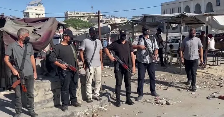 مصادر قدس: عشرات عناصر المليشيات العميلة يسلمون أنفسهم للأجهزة الأمنية