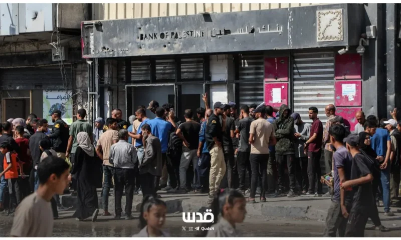 بين التجميد والتحقيق.. كيف يتعامل بنك فلسطين مع حسابات عملائه في غزة؟