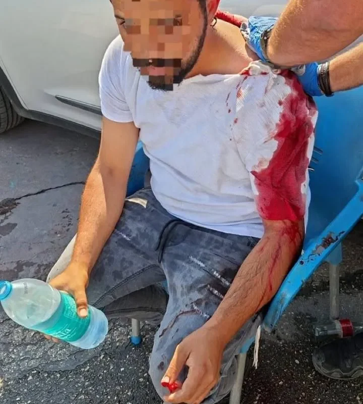 إصابة مستوطن في عملية طعن قرب العوجا والاحتلال يطارد المنفذ
