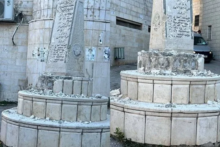 تحت حماية الاحتلال.. عضو كنيست يشارك مستوطنين بتحطيم نصب شهداء في مادما