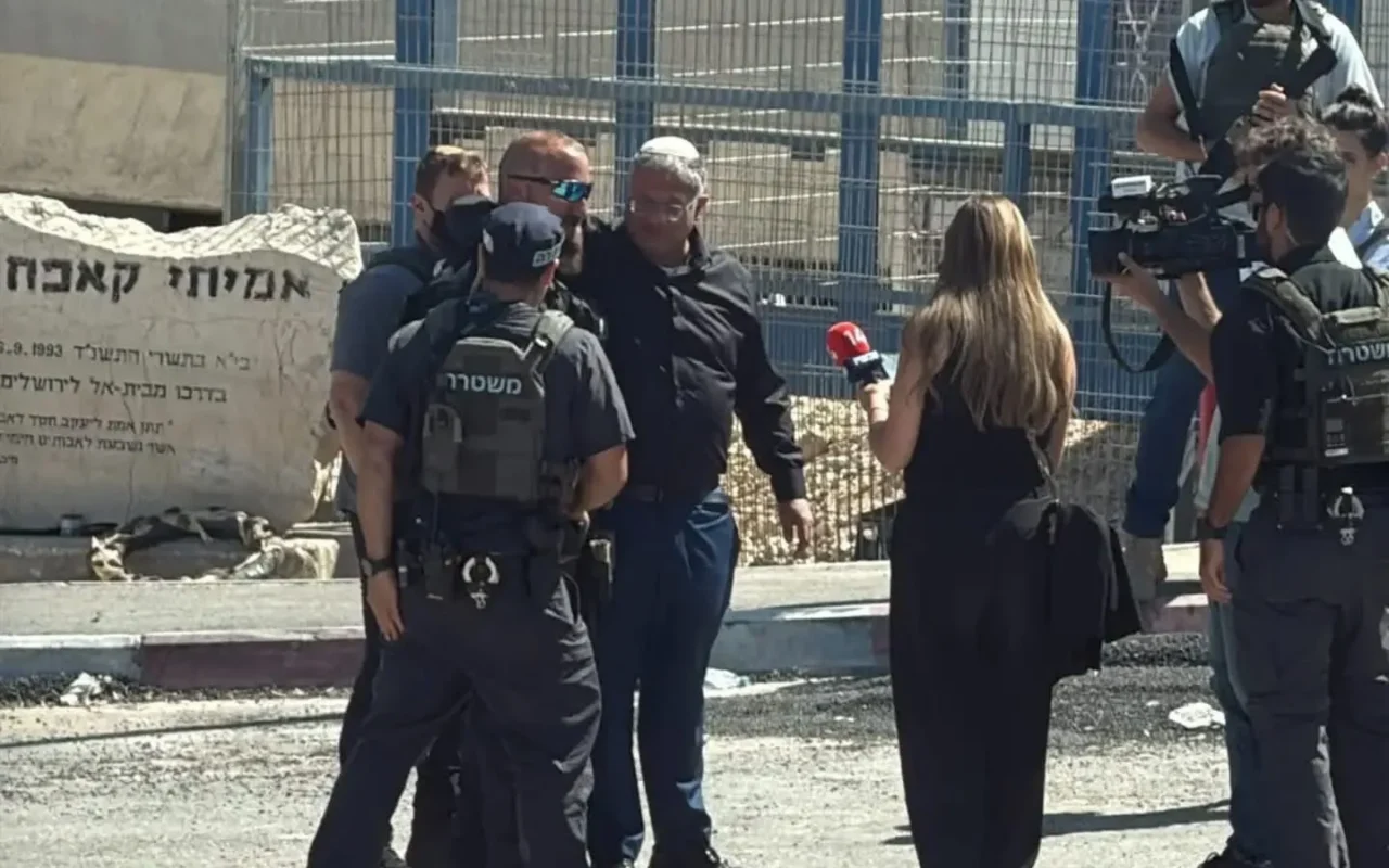 إخلاء معهد قلنديا.. بن غفير يقود اقتحام الاحتلال لمنشأة تابعة للأونروا شمال القدس