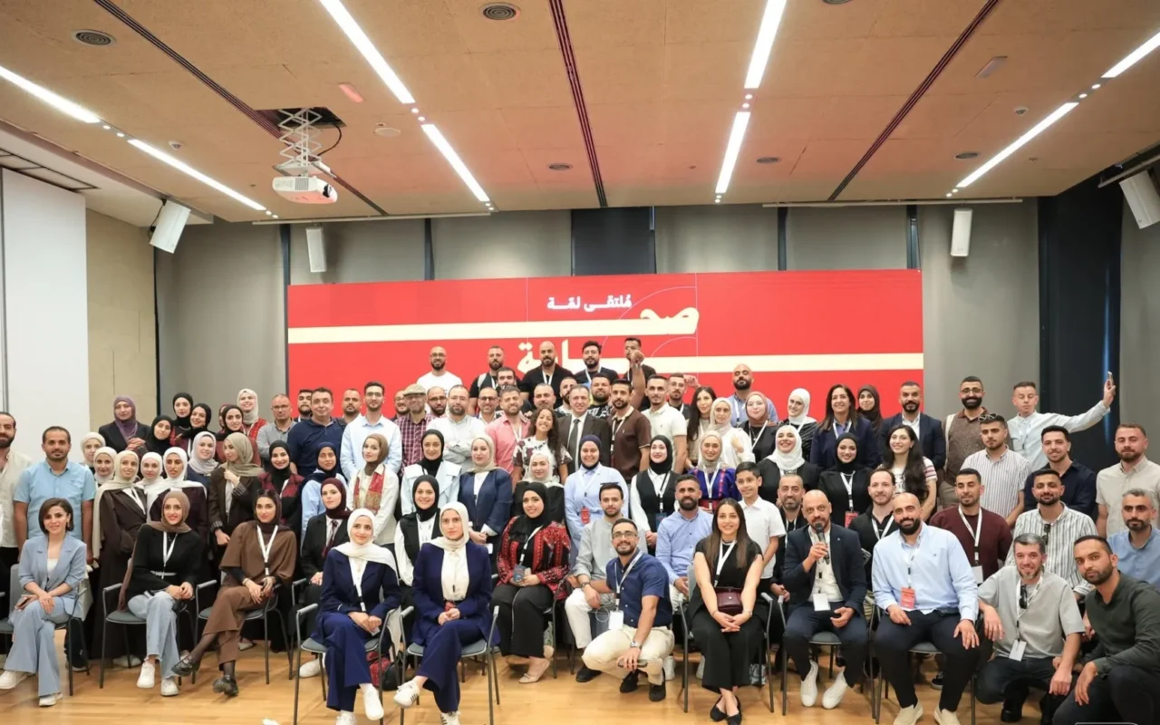 ملتقى “لمة صحافة”.. تحديات المهنة ومساءلة المسؤولين 