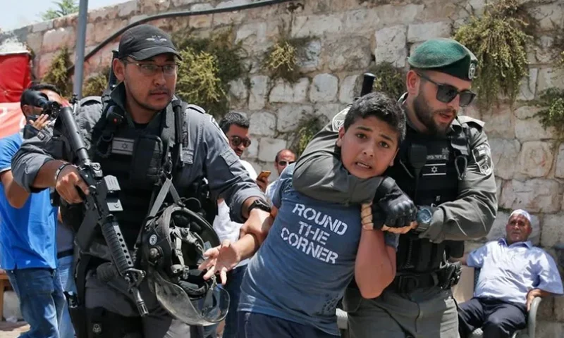 نحو 370 طفلا فلسطينيا في سجون الاحتلال