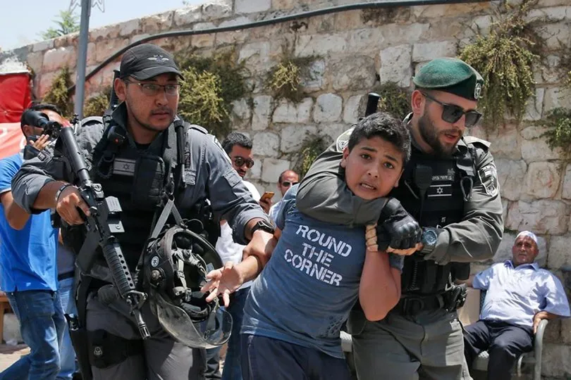 نحو 370 طفلا فلسطينيا في سجون الاحتلال