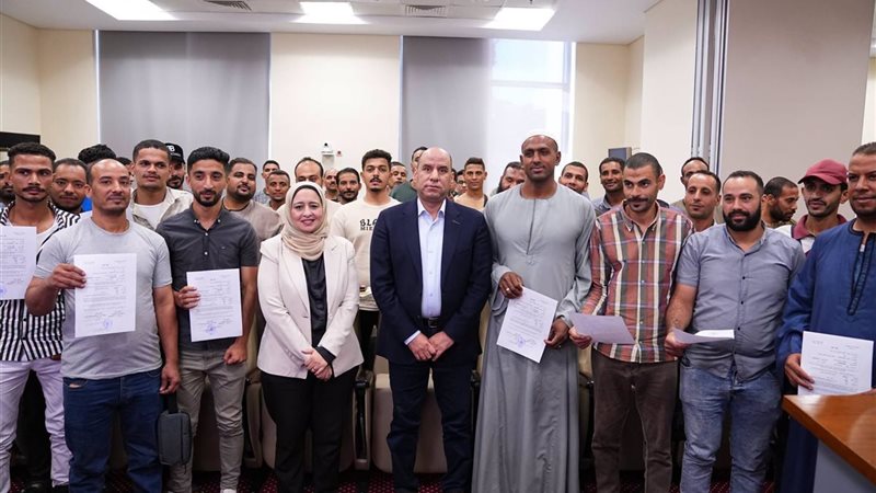 مقابل 20 ألف جنيه ومزايا أخرى، رداد يسلّم عقودًا جديدة لـ فلاحين للعمل بالأردن