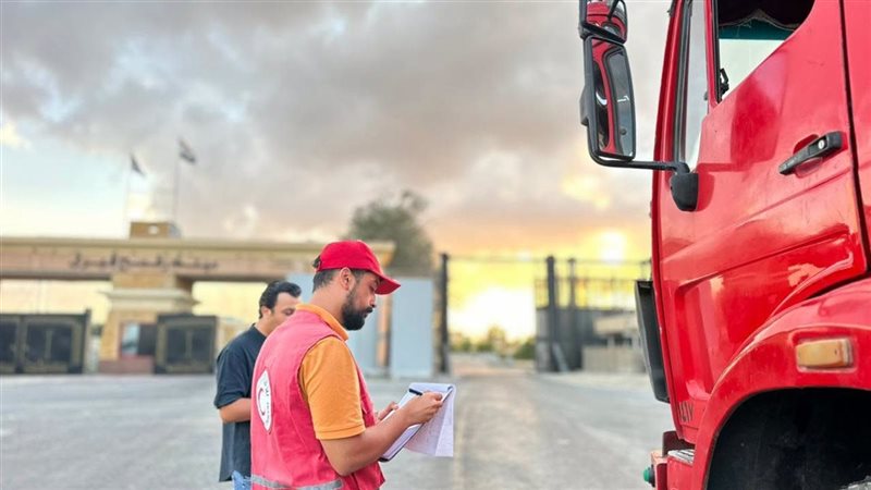 الهلال الأحمر المصري يدفع بـ62 ألف سلة غذائية وأطنان من المساعدات الطبية والإغاثية إلى غزة