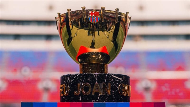كأس خوان جامبر يزين ملعب كامب نو قبل مواجهة برشلونة والأهلي