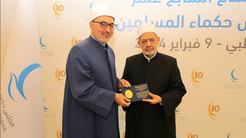 شيخ الأزهر يطمئن على صحة مفتي الجمهورية هاتفيًا ويدعو له بتمام الصحة والعافية