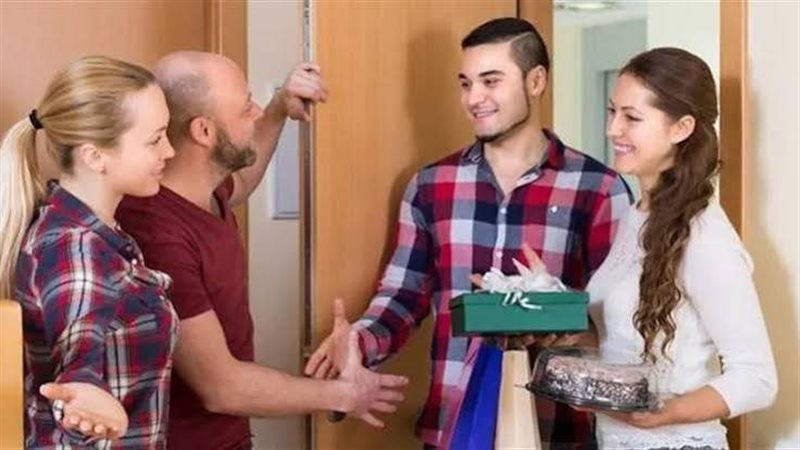 تفسير رؤيا الضيوف في المنام وعلاقتها ببشرى قدوم رزق وفير