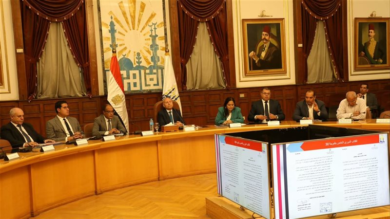 محافظ القاهرة يناقش إجراءات تنفيذ الموجة الـ30 لإزالة التعديات