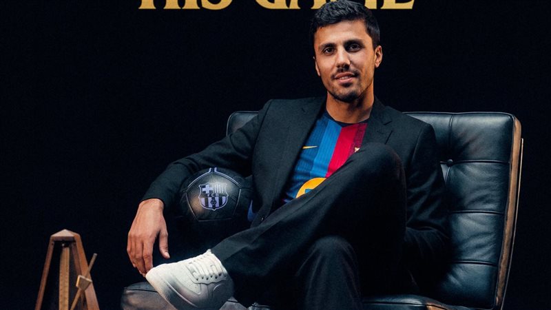 برشلونة يعلن رسميا التعاقد مع رودري (فيديو)