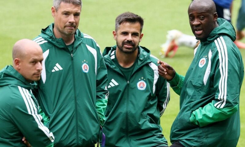 لاعب ساحل العاج الدولي السابق يايا توريه أول مدرب أفريقي يقود فريقا في دوري أبطال أوروبا