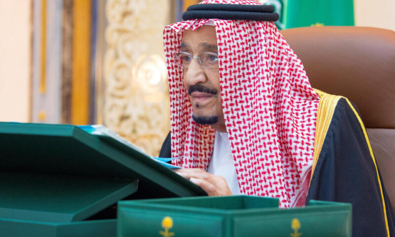 العاهل السعودي يصف الحوثيين بـ”ميليشيا إرهابية” والجماعة تتهم الرياض بشن ضربات دامية على مواقعها