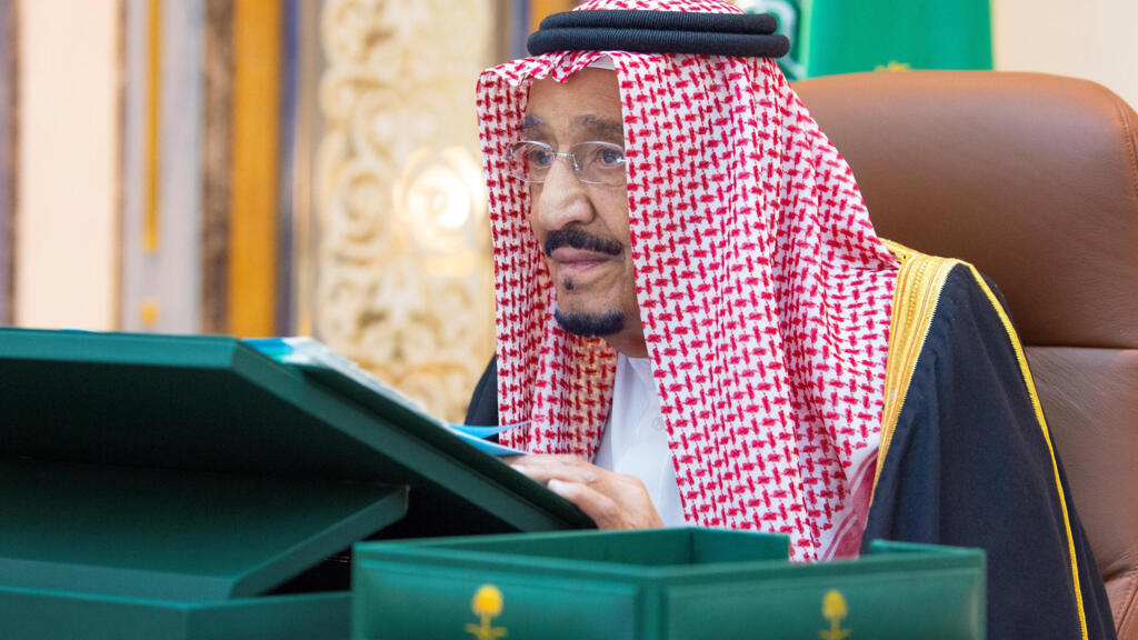 العاهل السعودي يصف الحوثيين بـ”ميليشيا إرهابية” والجماعة تتهم الرياض بشن ضربات دامية على مواقعها