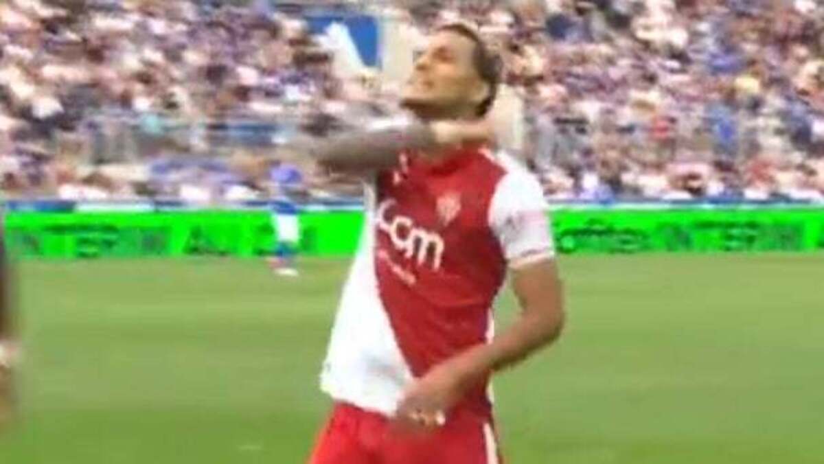 “أساؤوا إلى عائلتي”.. احتفال “الذبح” يهدد لاعب موناكو بالإيقاف