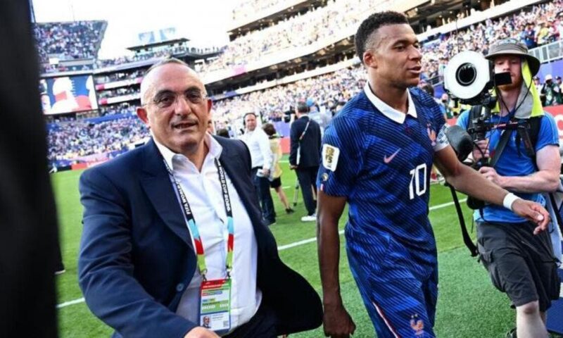 شيك بـ60 ألف يورو من مبابي يورط مسؤولاً في منتخب فرنسا