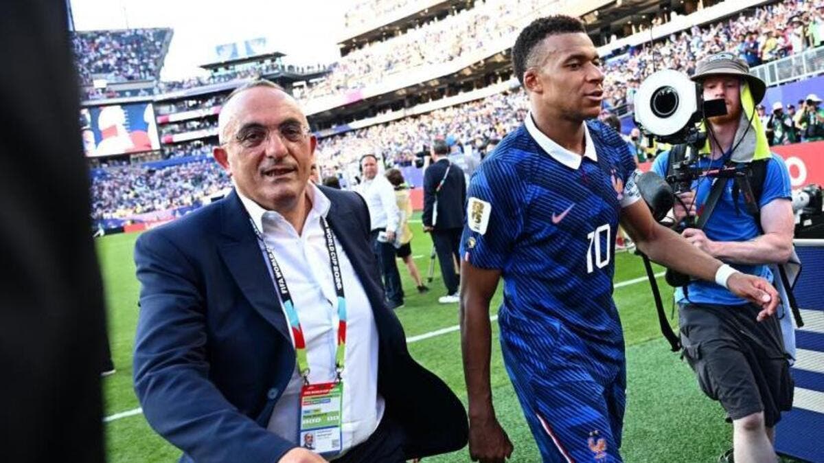 شيك بـ60 ألف يورو من مبابي يورط مسؤولاً في منتخب فرنسا