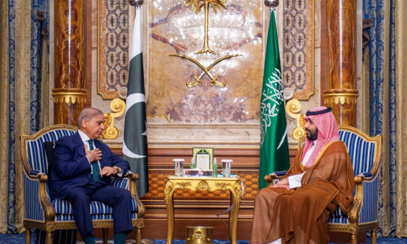 شهباز شريف يؤكد للأمير محمد بن سلمان دعم باكستان الكامل لأمن السعودية